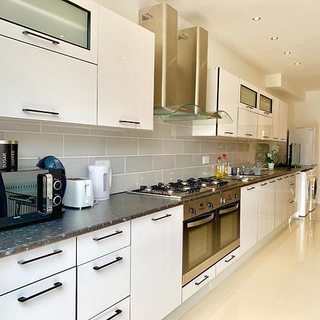 London Studio Apartments, Private Bathrooms And Parking イルフォード エクステリア 写真