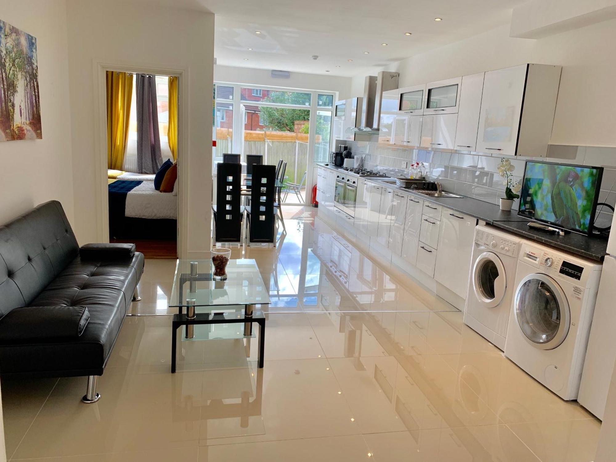 London Studio Apartments, Private Bathrooms And Parking イルフォード エクステリア 写真