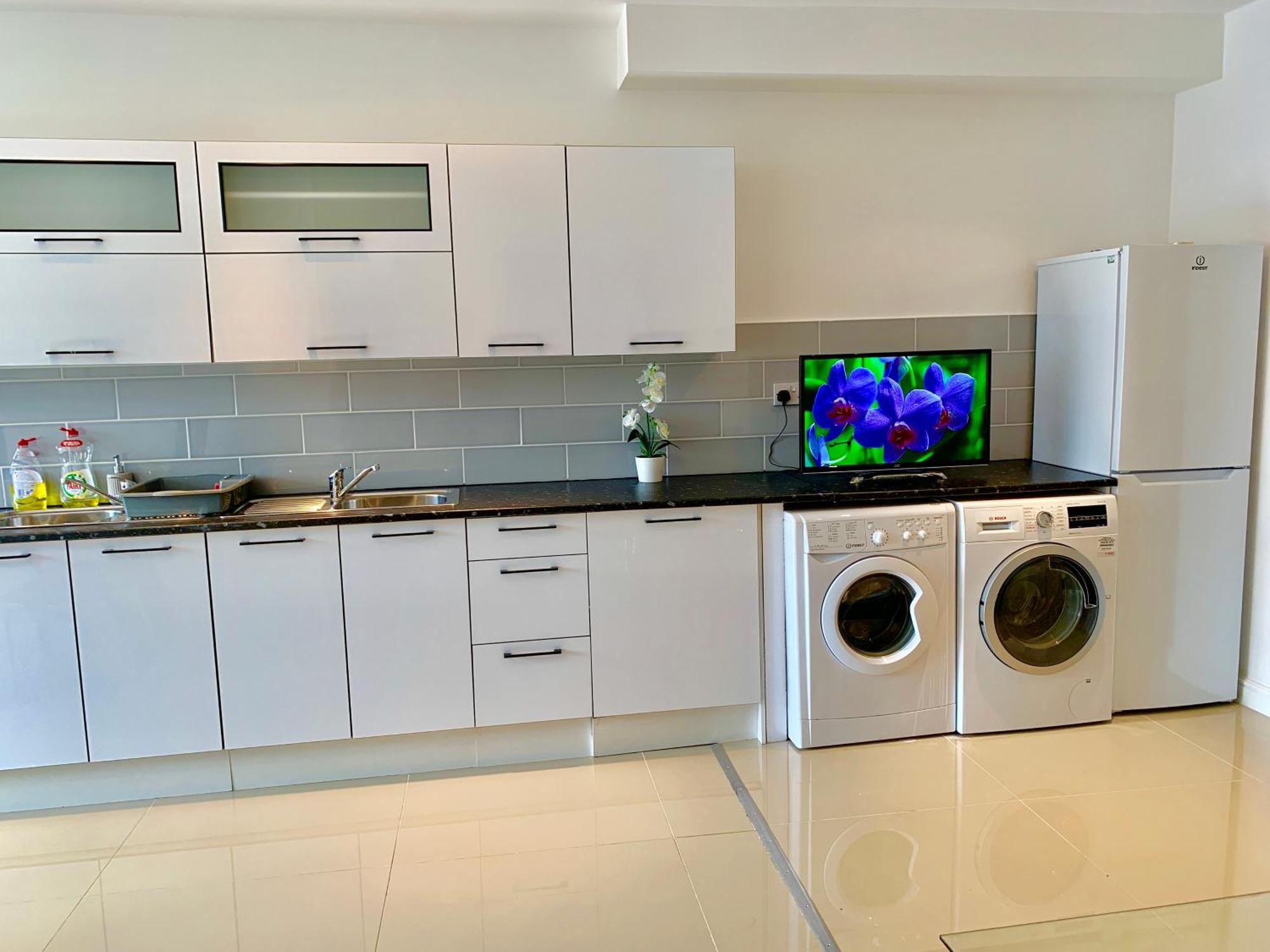 London Studio Apartments, Private Bathrooms And Parking イルフォード エクステリア 写真