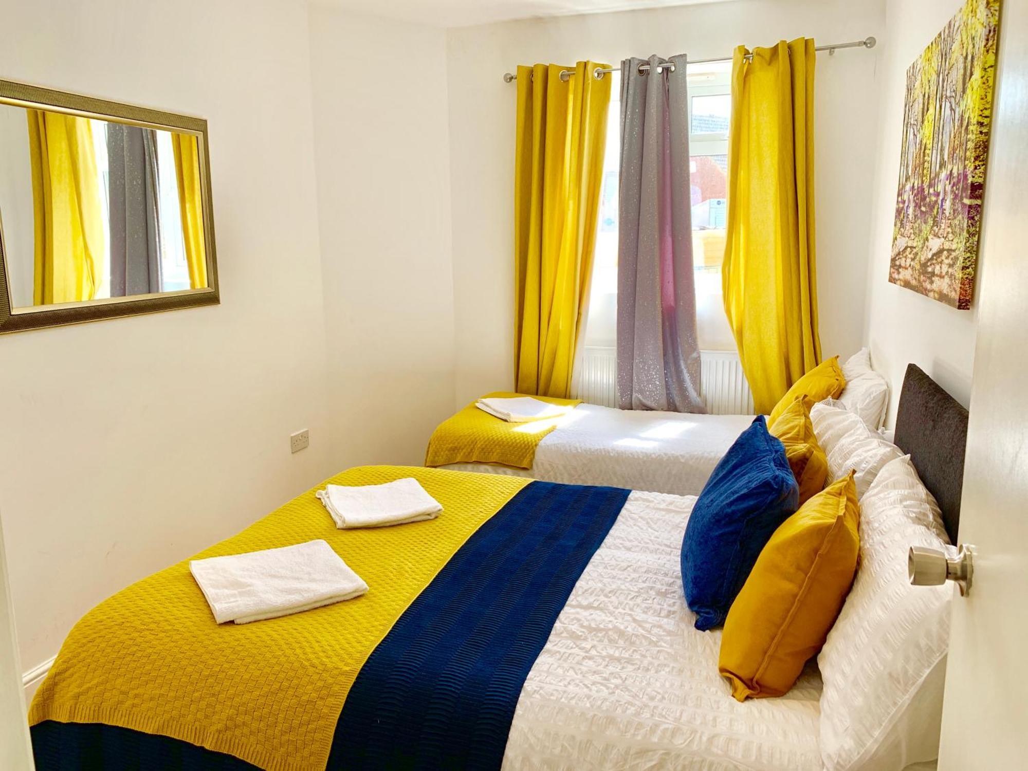 London Studio Apartments, Private Bathrooms And Parking イルフォード エクステリア 写真