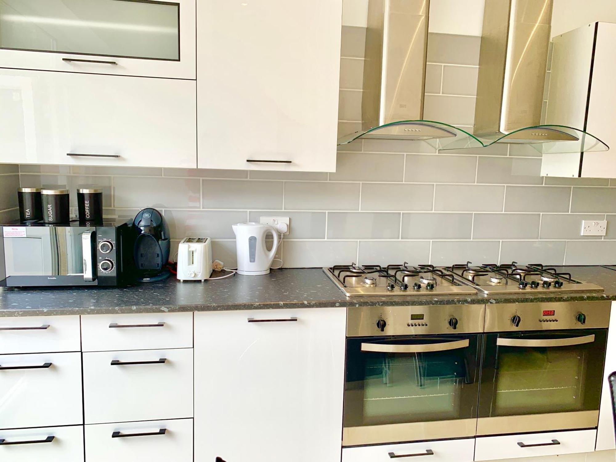 London Studio Apartments, Private Bathrooms And Parking イルフォード エクステリア 写真
