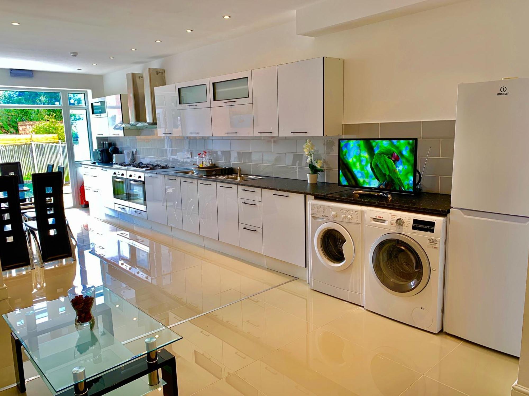 London Studio Apartments, Private Bathrooms And Parking イルフォード エクステリア 写真
