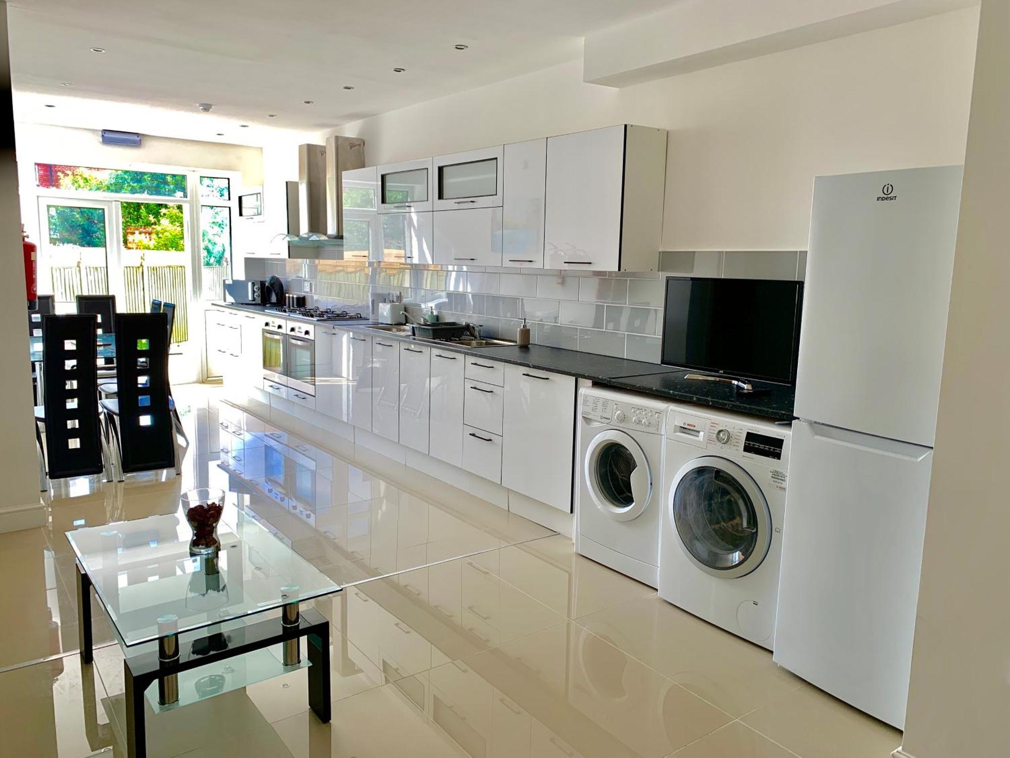 London Studio Apartments, Private Bathrooms And Parking イルフォード エクステリア 写真