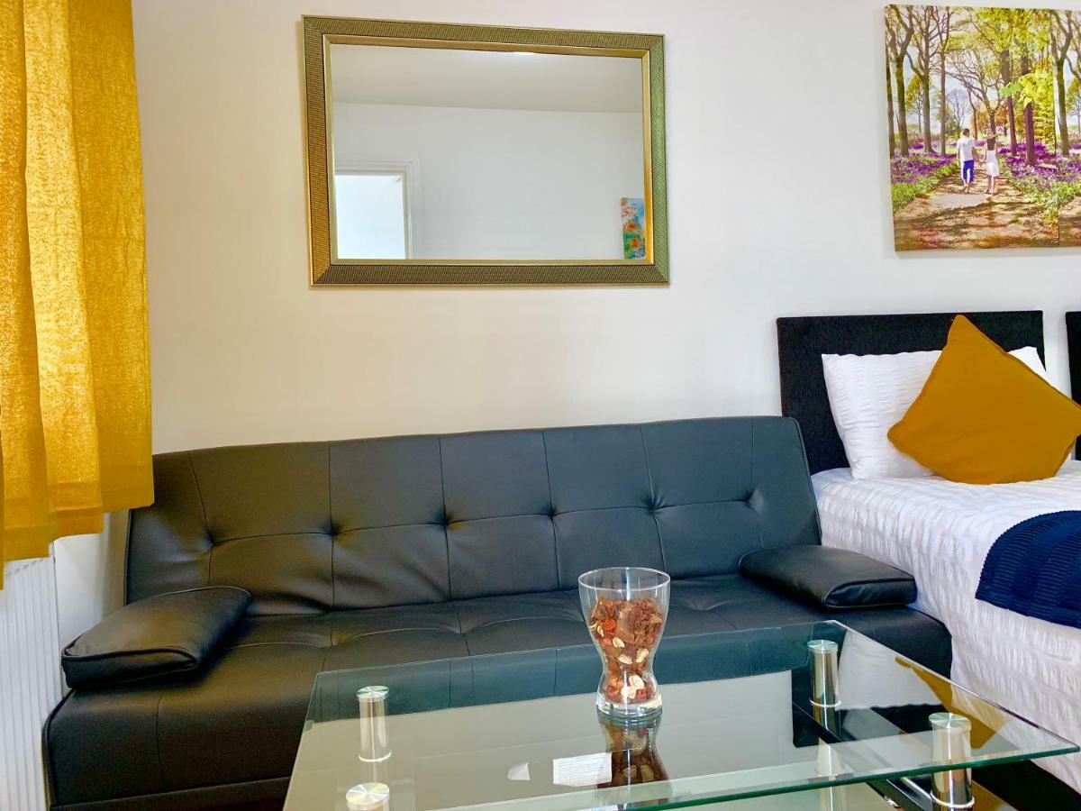 London Studio Apartments, Private Bathrooms And Parking イルフォード エクステリア 写真