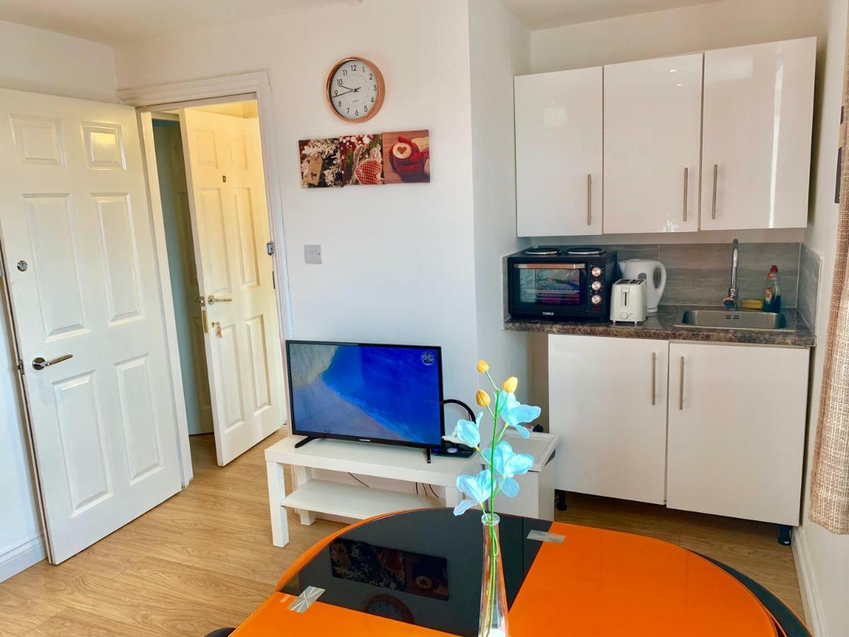 London Studio Apartments, Private Bathrooms And Parking イルフォード エクステリア 写真