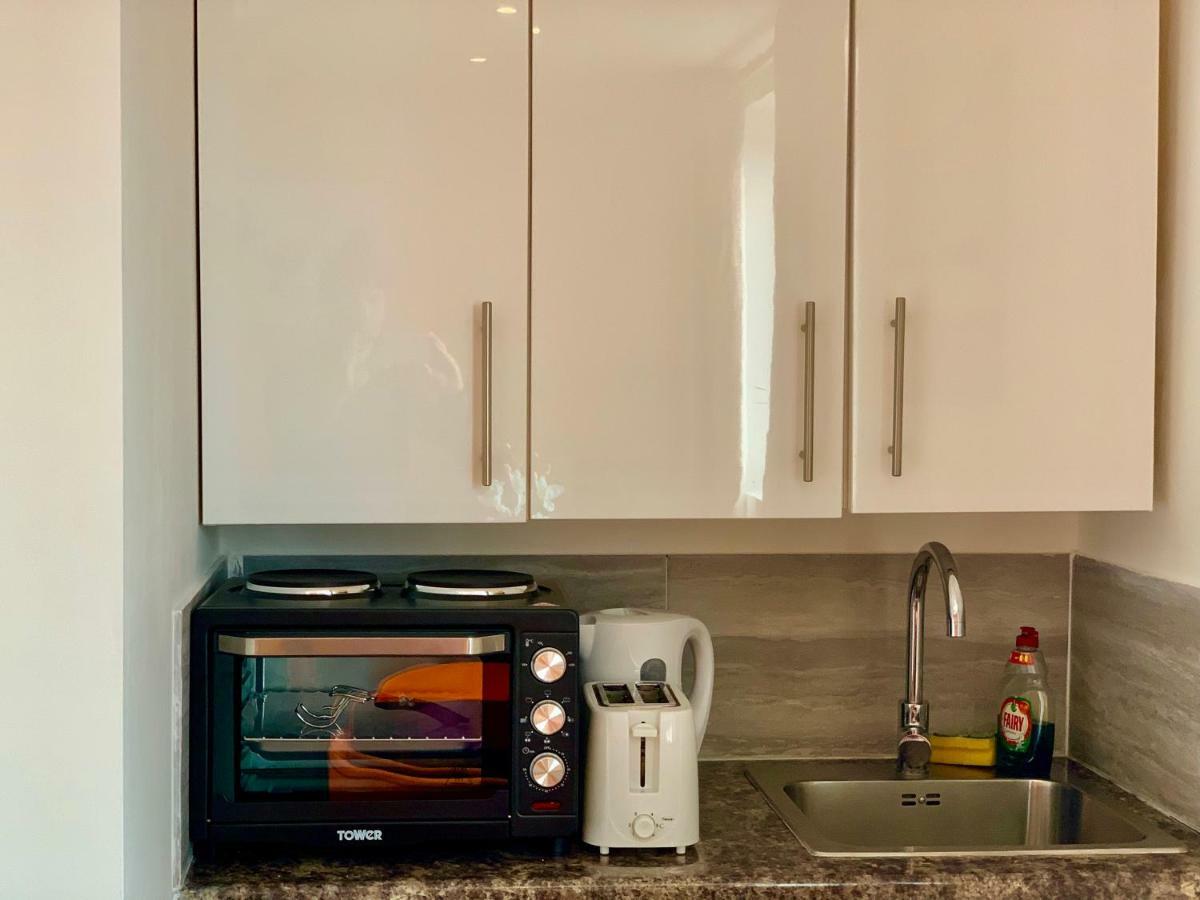 London Studio Apartments, Private Bathrooms And Parking イルフォード エクステリア 写真