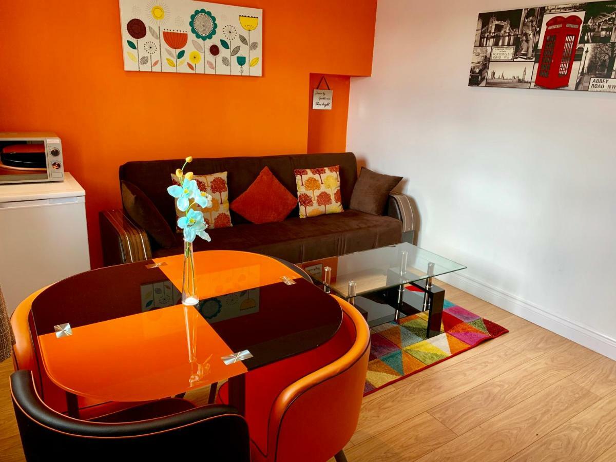 London Studio Apartments, Private Bathrooms And Parking イルフォード エクステリア 写真