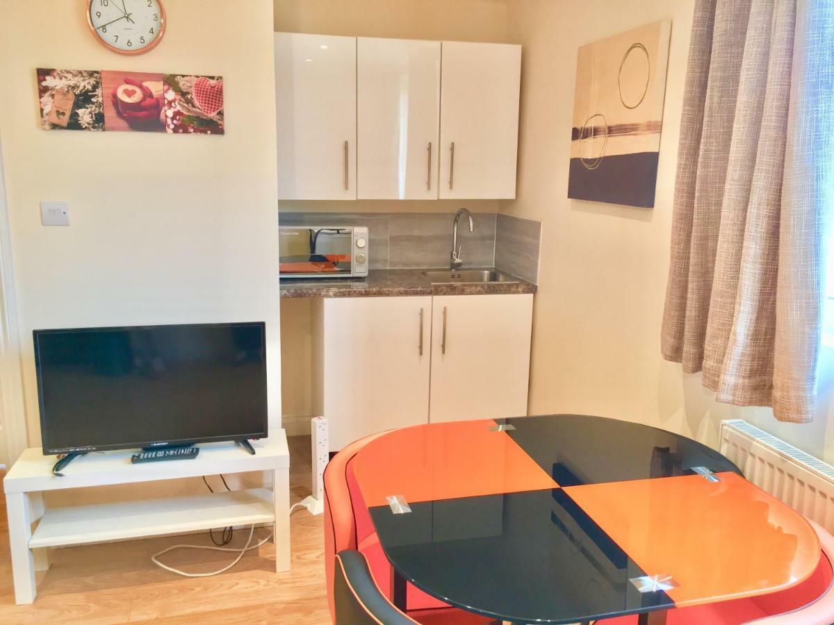 London Studio Apartments, Private Bathrooms And Parking イルフォード エクステリア 写真