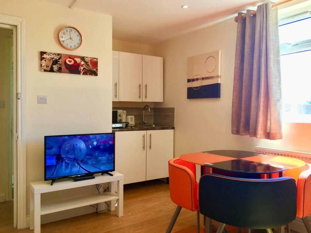 London Studio Apartments, Private Bathrooms And Parking イルフォード エクステリア 写真