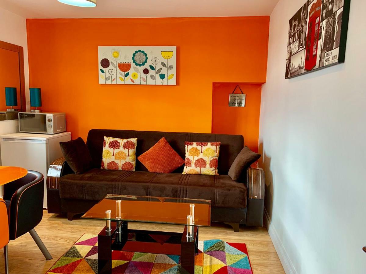 London Studio Apartments, Private Bathrooms And Parking イルフォード エクステリア 写真