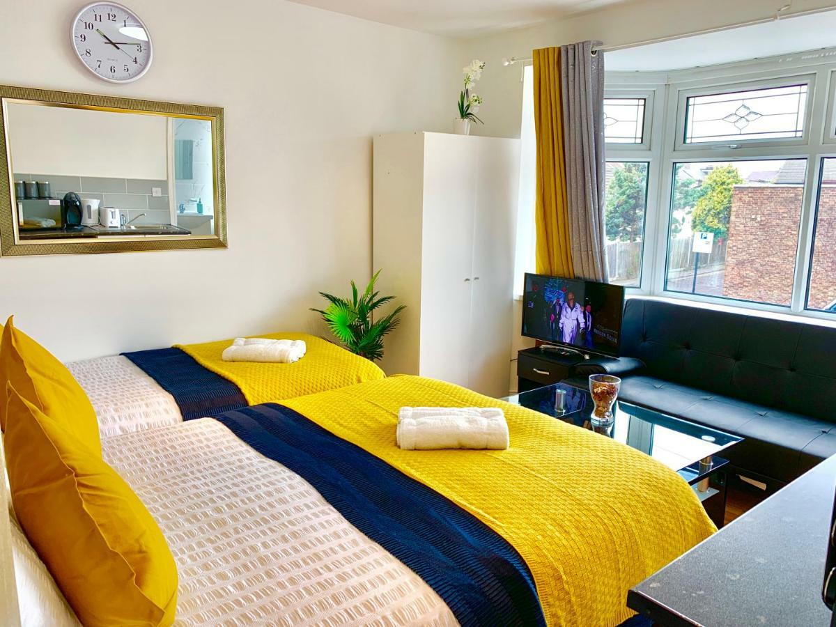 London Studio Apartments, Private Bathrooms And Parking イルフォード エクステリア 写真