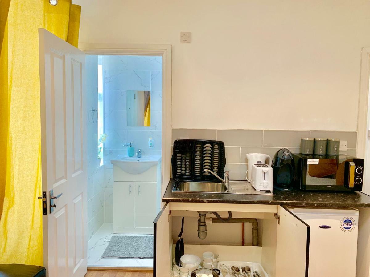 London Studio Apartments, Private Bathrooms And Parking イルフォード エクステリア 写真