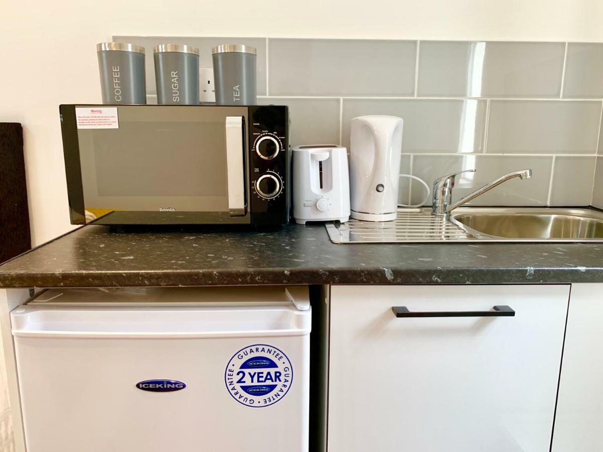 London Studio Apartments, Private Bathrooms And Parking イルフォード エクステリア 写真