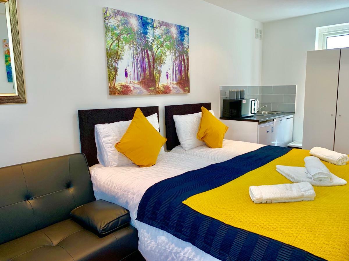 London Studio Apartments, Private Bathrooms And Parking イルフォード エクステリア 写真