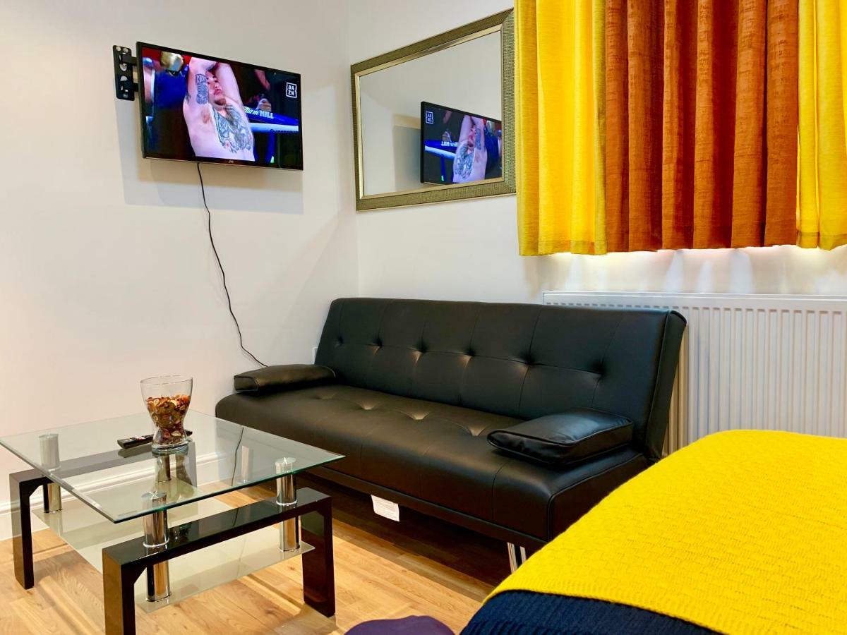 London Studio Apartments, Private Bathrooms And Parking イルフォード エクステリア 写真