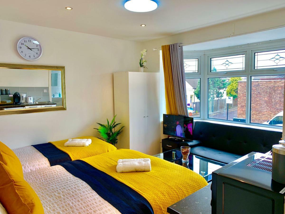London Studio Apartments, Private Bathrooms And Parking イルフォード エクステリア 写真